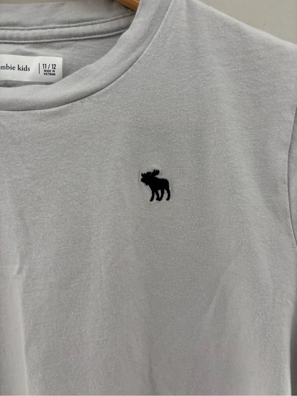 Abercrombie Kids Light Gray Logo Tee Shirt Size 11/12 Classic Crew Neck Top